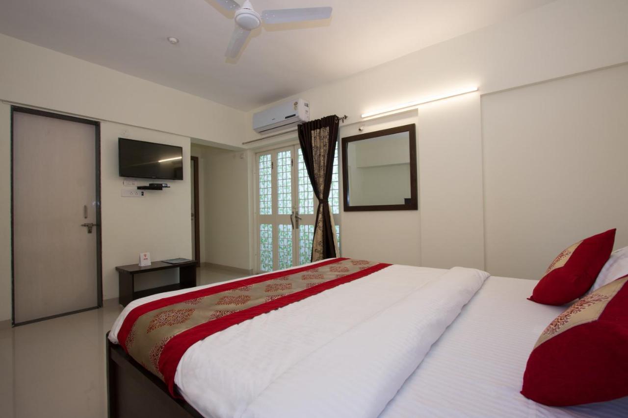 Oyo 9052 Leisurely Abode Hotel Khadki Екстериор снимка