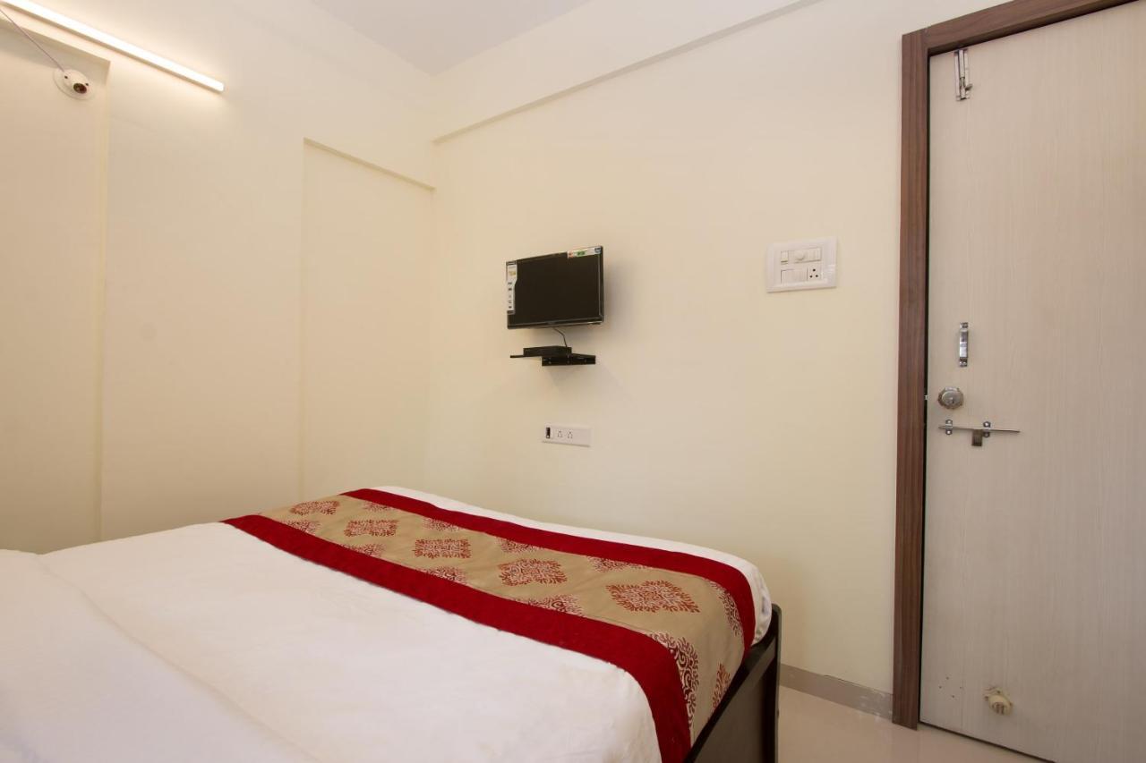 Oyo 9052 Leisurely Abode Hotel Khadki Екстериор снимка